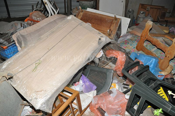 بالصور: الشرطة تعيث فساداً في بيت عائلة عربية بمدينة اللد وتعتقل أحد السكان